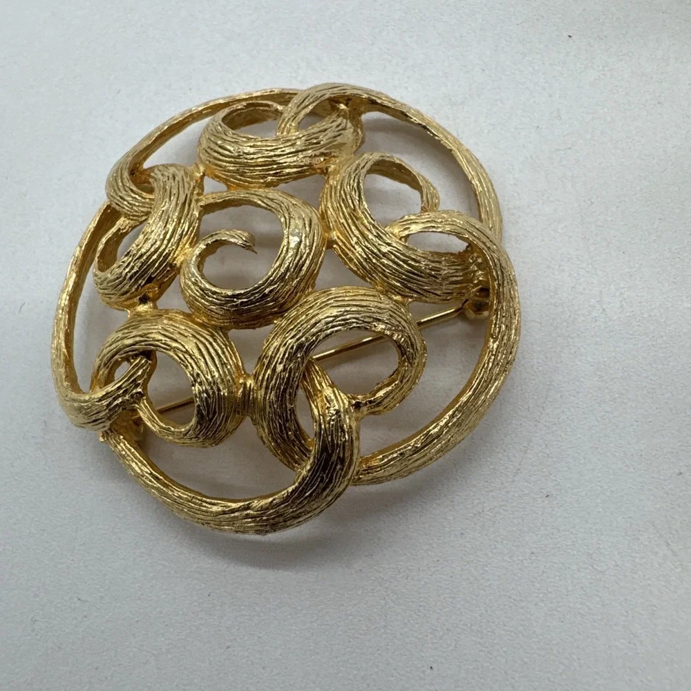 Vintage Sarah Coventry Gold Tone Swirl Brooch 2